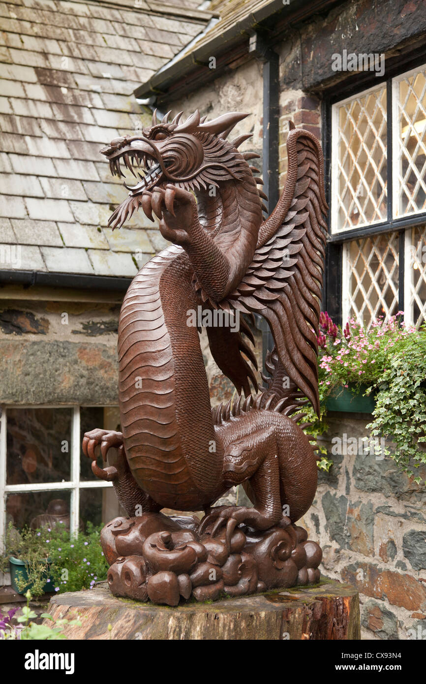 Welsh dragon statua, Beddgelert village, Wales, Regno Unito Foto Stock