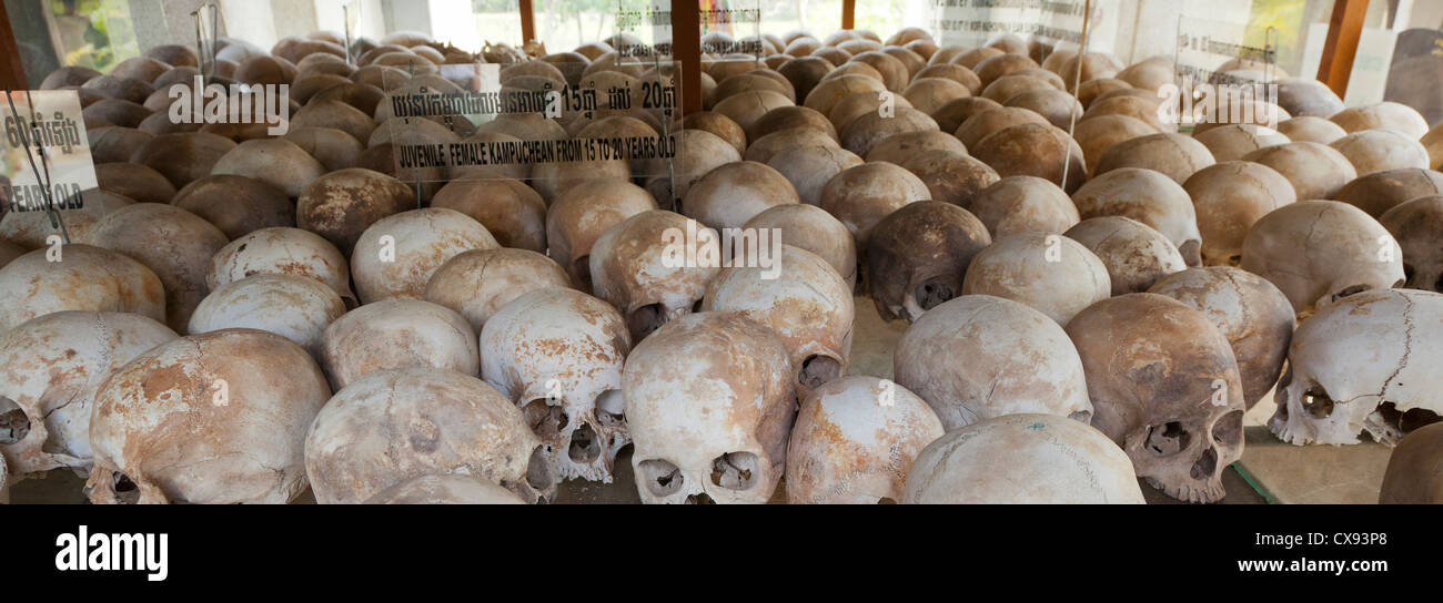Resti umani, shulls a Choeung Ek centro assassina, a sud di Phnom Penh Cambogia. Foto Stock
