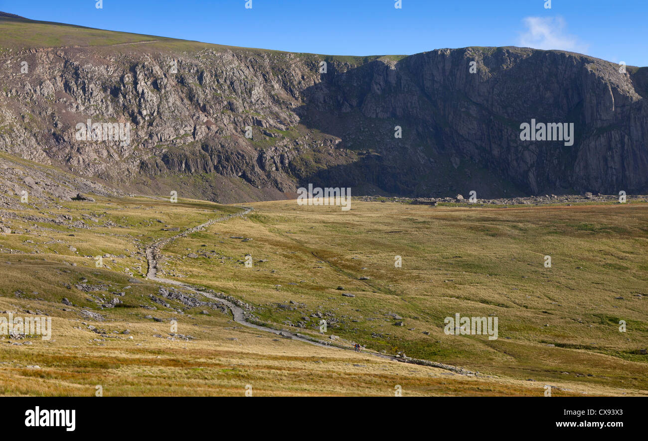 Vista di sentieri che conducono fino a Mount Snowdon, Parco Nazionale di Snowdonia, Wales, Regno Unito Foto Stock