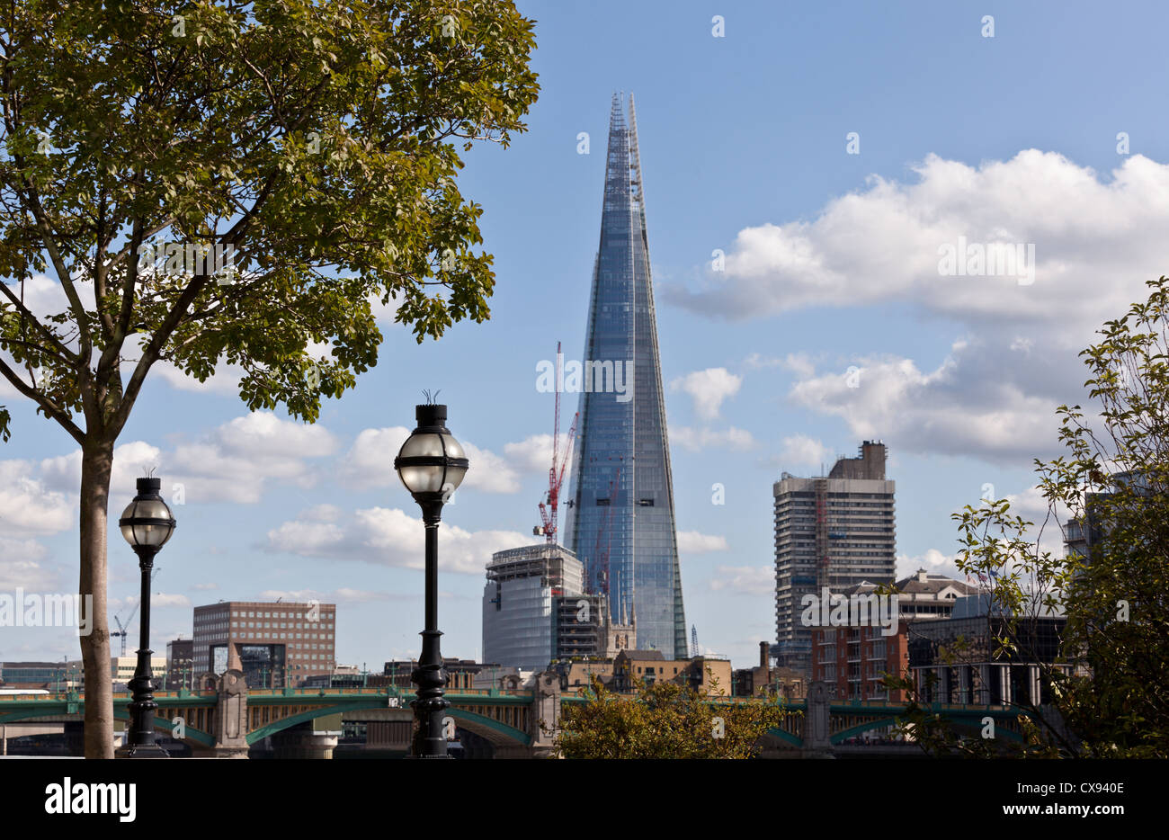 Vista del Coccio a Londra, in Europa l'edificio più alto dal Victoria Embankment con alberi lampade stradali & Southwark Bridge Foto Stock Vista del Coccio a Londra, in Europa l'edificio più alto dal Victoria Embankment con alberi lampade stradali & Southwark Bridge Foto Stock
