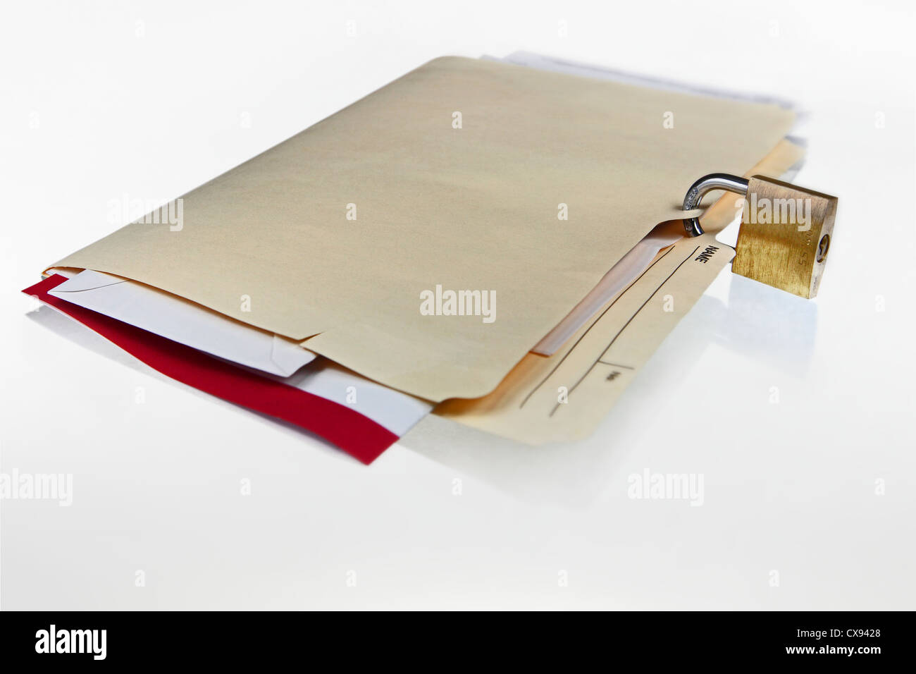 Una cartella di file con documenti interno è bloccato con un lucchetto. Tasto alto Foto Stock