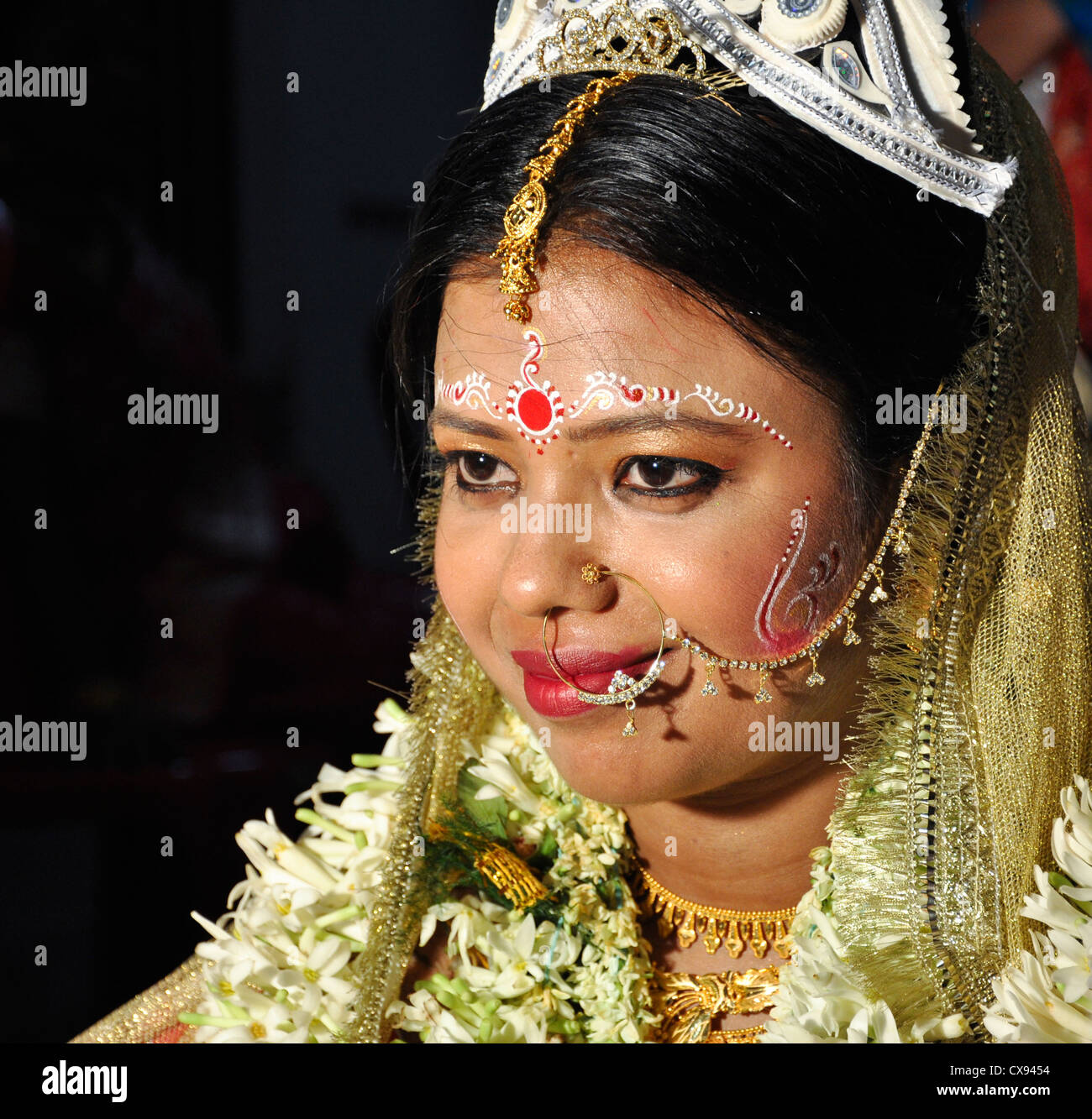 Sorridente ritratto di una sposa bengali godendo indù rituali di nozze Foto Stock