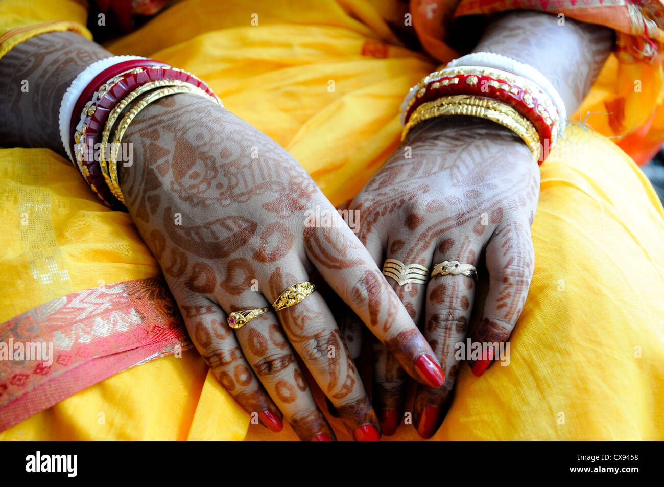 Mehndi nelle mani di una sposa. Foto Stock