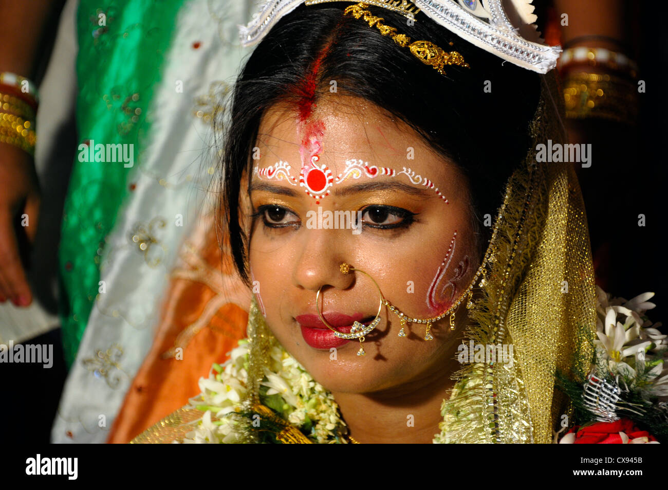 Ritratto di una sposa bengali eseguendo indù rituali di nozze Foto Stock