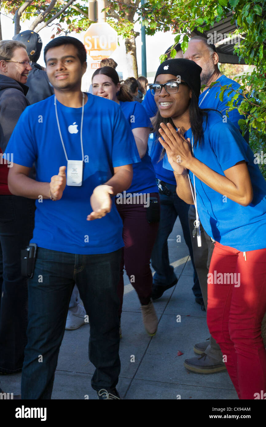 Sett. 21, 2012 i dipendenti Apple di salutare i clienti in coda per acquistare il nuovo iPhone 5 al negozio Apple di Berkeley, CA Foto Stock