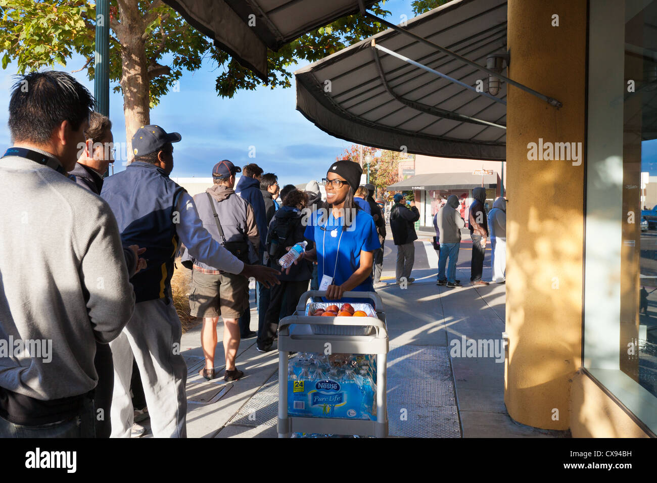 Sett. 21, 2012 dipendente Apple offre cibo gratis ai clienti in fila per acquistare il nuovo iPhone 5 al negozio Apple di Berkeley, CA Foto Stock
