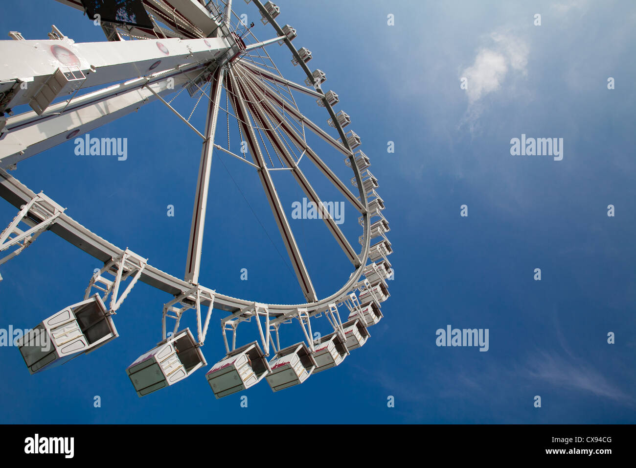 Ferris o osservazione grande ruota contro il cielo blu Foto Stock