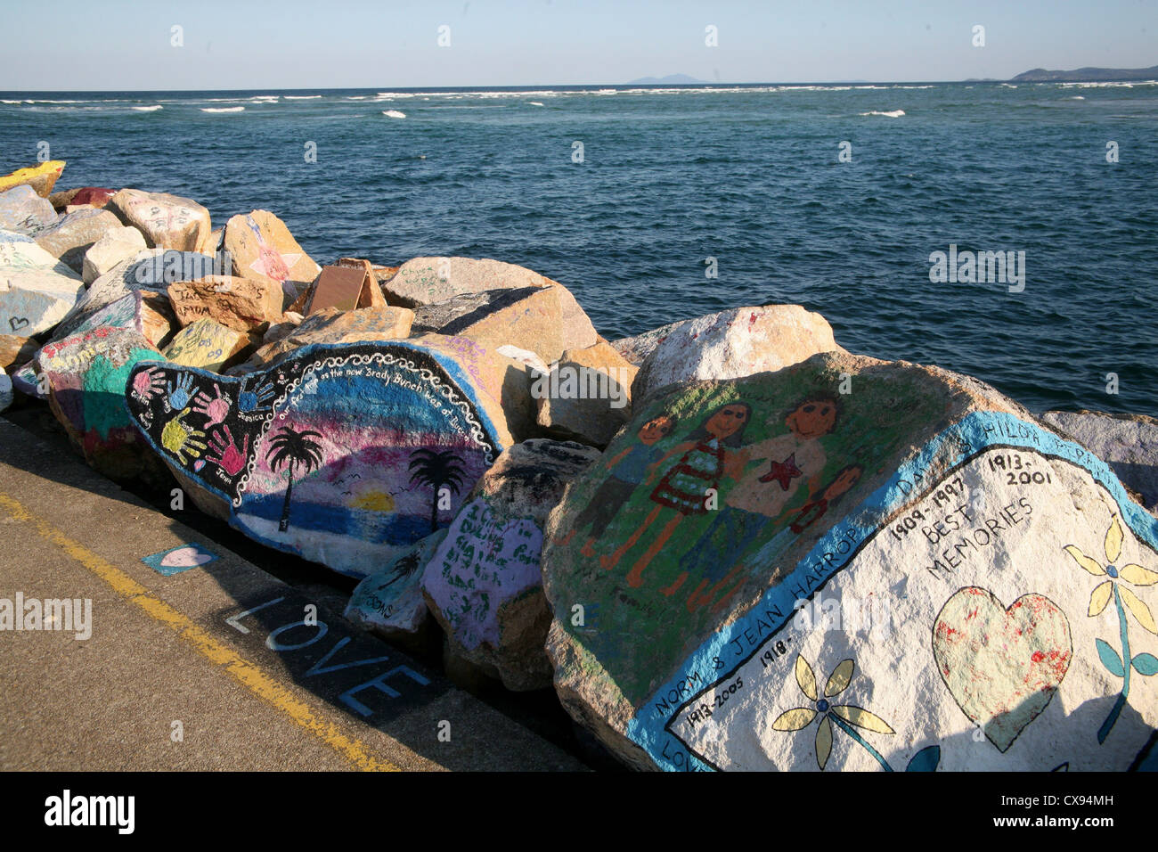 Sassi Dipinti sulla struttura di frangionde Vee parete, Nambucca capi, NSW Australia Foto Stock