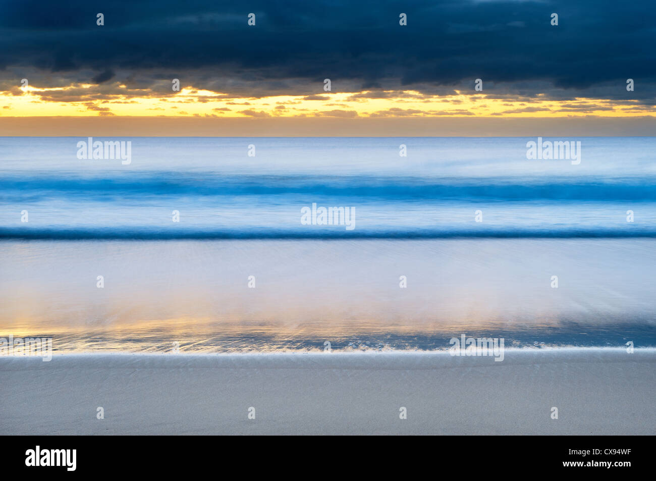 Alba nuvolosa a Seven Mile Beach a sud di Sydney. Foto Stock