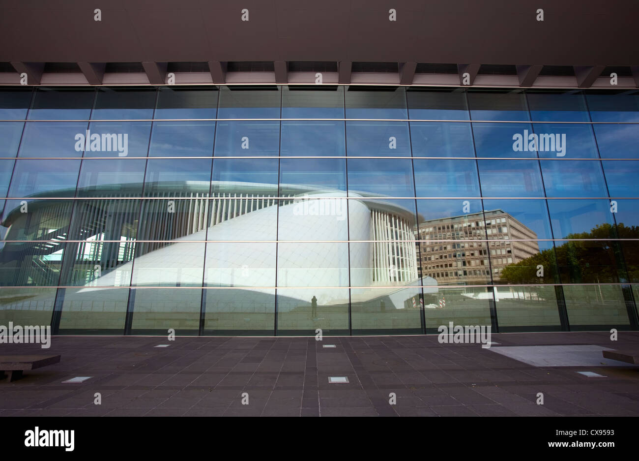 La riflessione nel rivestimento di vetro del Centro Congressi edificio, nuovo Philharmonic Hall, Place de l'Europe, Kirchberg, Lussemburgo Foto Stock