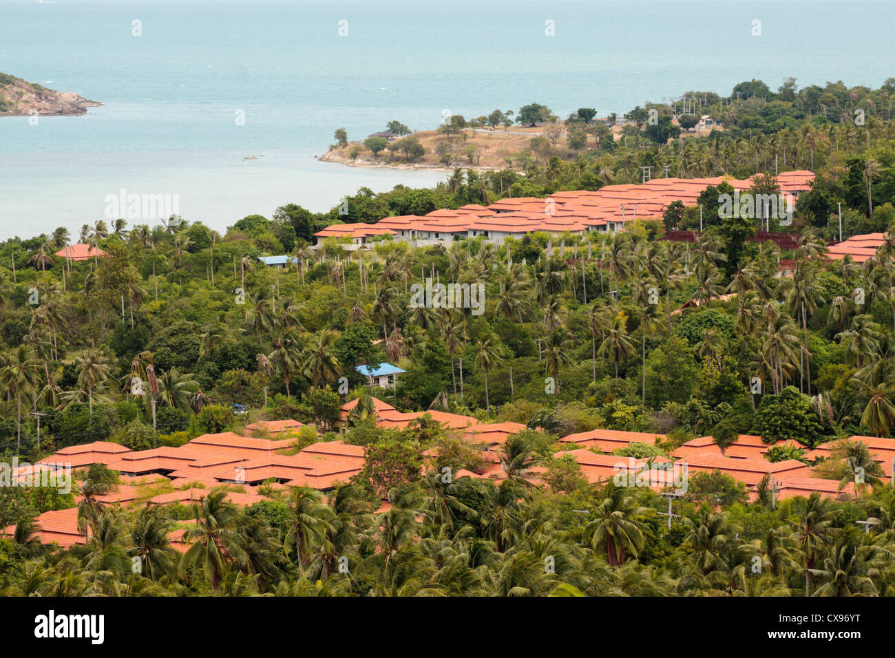 Orange tetti di beach resort ville su Koh Samui Island Foto Stock