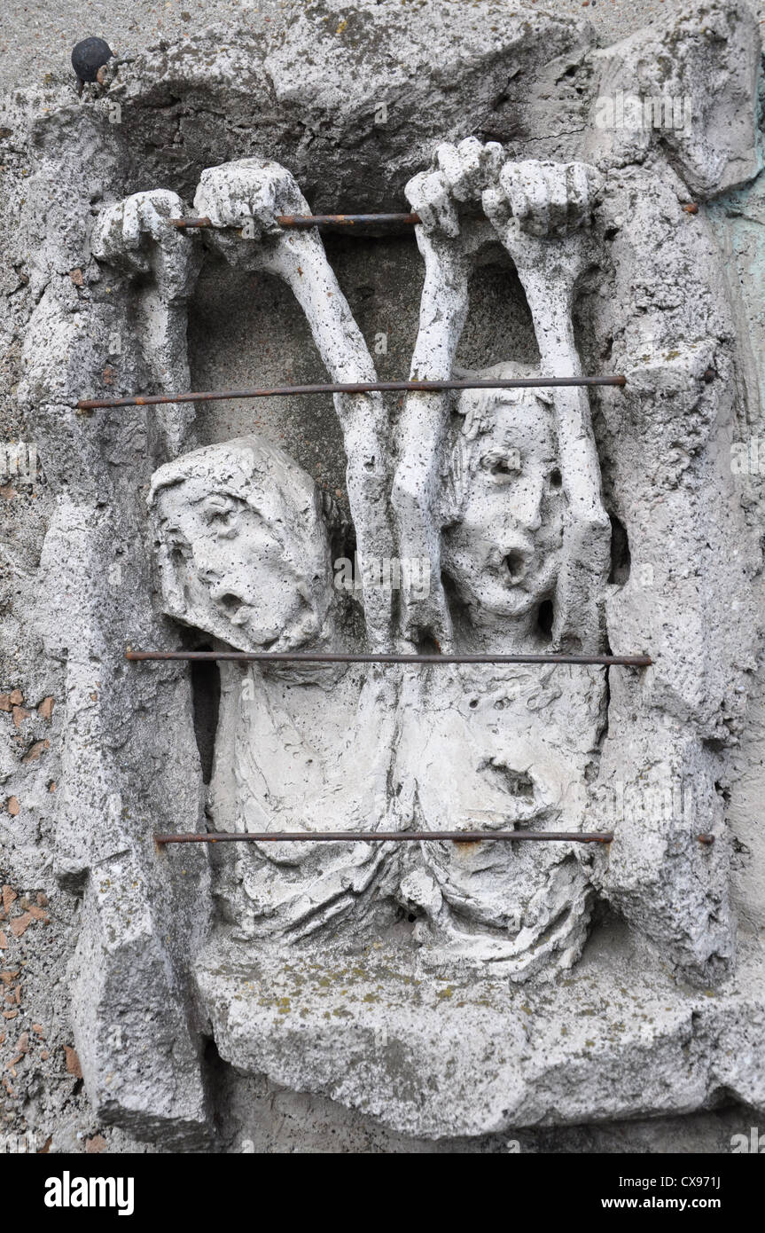 Monumento ai Caduti i lavoratori del cantiere di 1970 a Danzica Polonia; dietro le sbarre Foto Stock