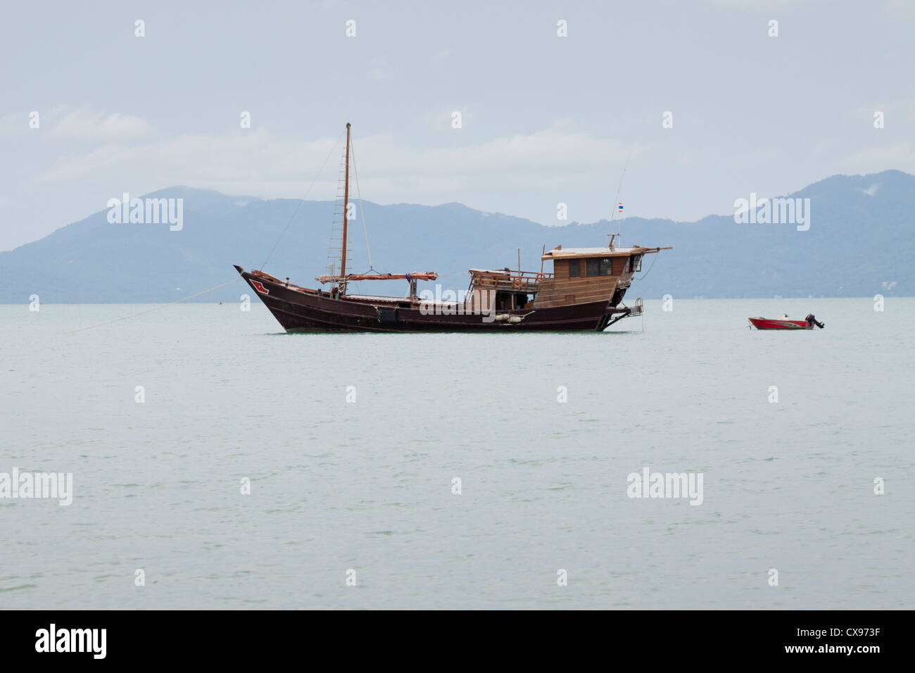 Vecchia barca da pesca nelle acque di Ko Samui, Tailandia Foto Stock