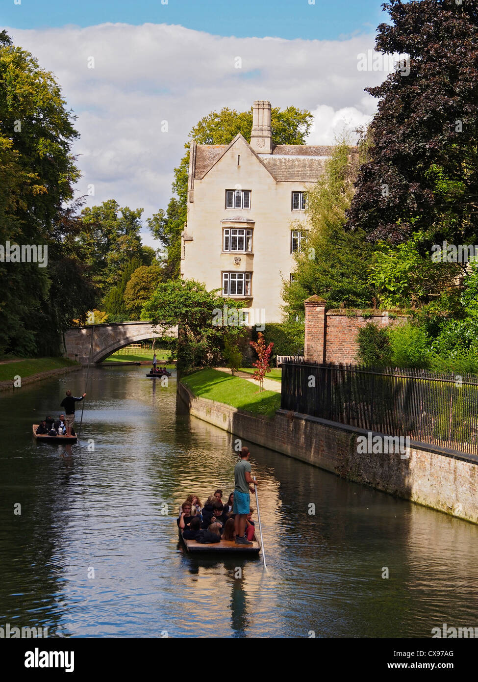 Punting sul fiume Cam da Queens College di Cambridge University Foto Stock