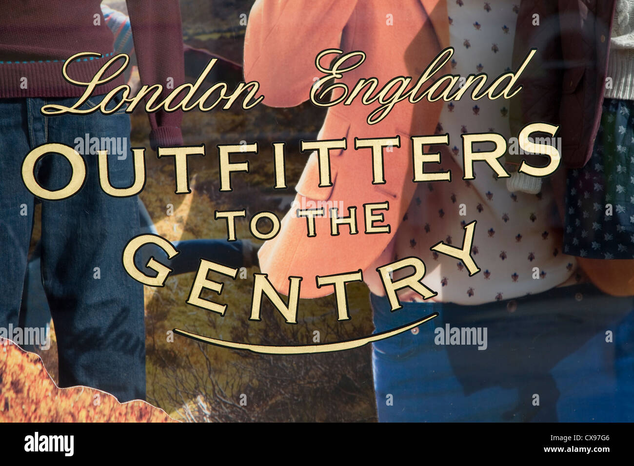 Outfitters al gentry negozio finestra sign in negozio di abbigliamento Aldeburgh Suffolk in Inghilterra Foto Stock