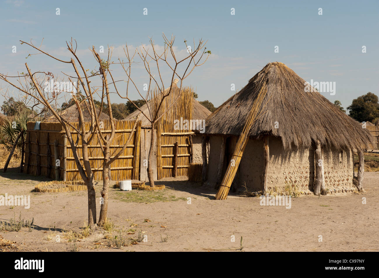 Villaggio africano con paglia capanne rondavel nel Delta Okovonga regione del Botswana Foto Stock