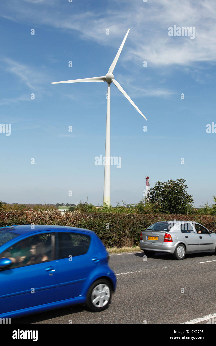 Una turbina eolica su terreno coltivato in U.K. Foto Stock