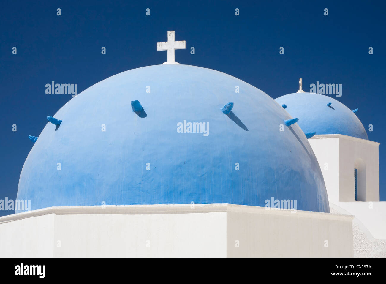 Le cupole blu di chiese a Santorini in Grecia Foto Stock