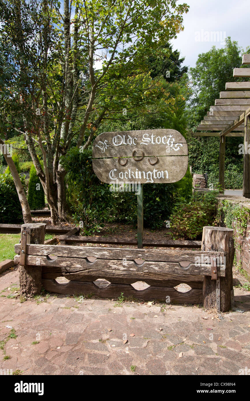 Old Village Stocks, Cockington, Devon, Regno Unito. Le scorte in Inghilterra sono iniziate nel 1351. Il loro uso continuò per secoli, con l'ultimo uso registrato nel 1872 Foto Stock