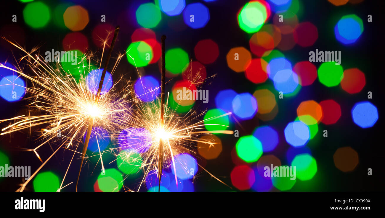 Due luci di bengala su sfondo colorato Foto Stock