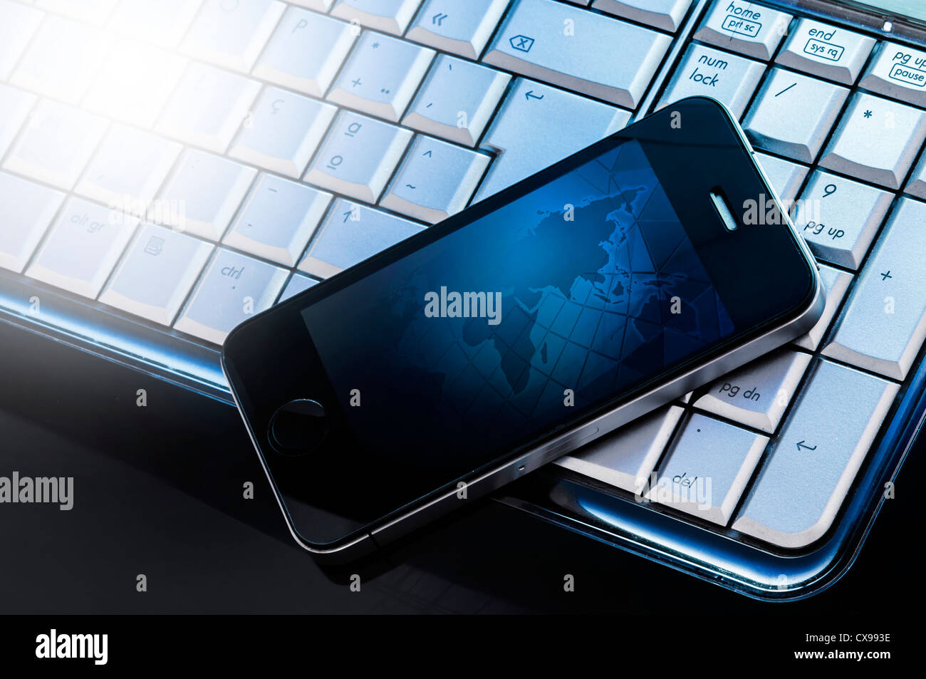 La tastiera del computer e il cellulare in una bella sfumatura di blu Foto Stock