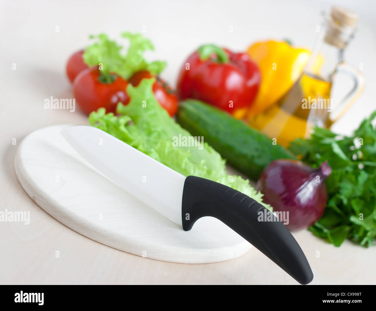 Natura morta con coltello e verdure Foto Stock
