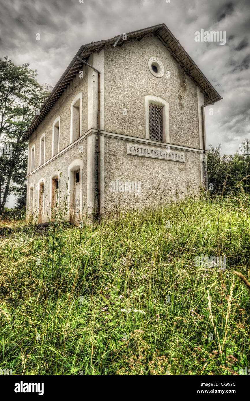 Esterno di abbandono di stazione ferroviaria, Francia Foto Stock