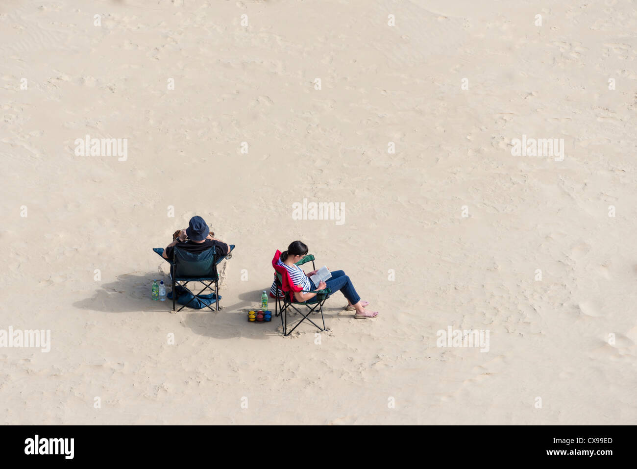Giovane relax su una spiaggia in inglese Foto Stock