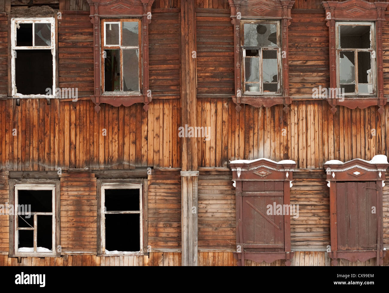 Il vecchio edificio abbandonato facciata Foto Stock