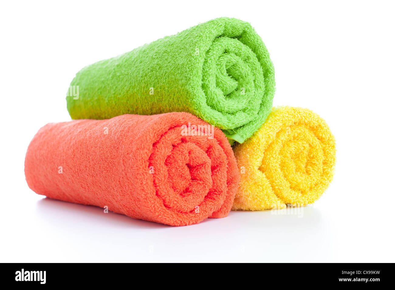 Pila di freschi asciugamani colorati rotoli isolato Foto Stock