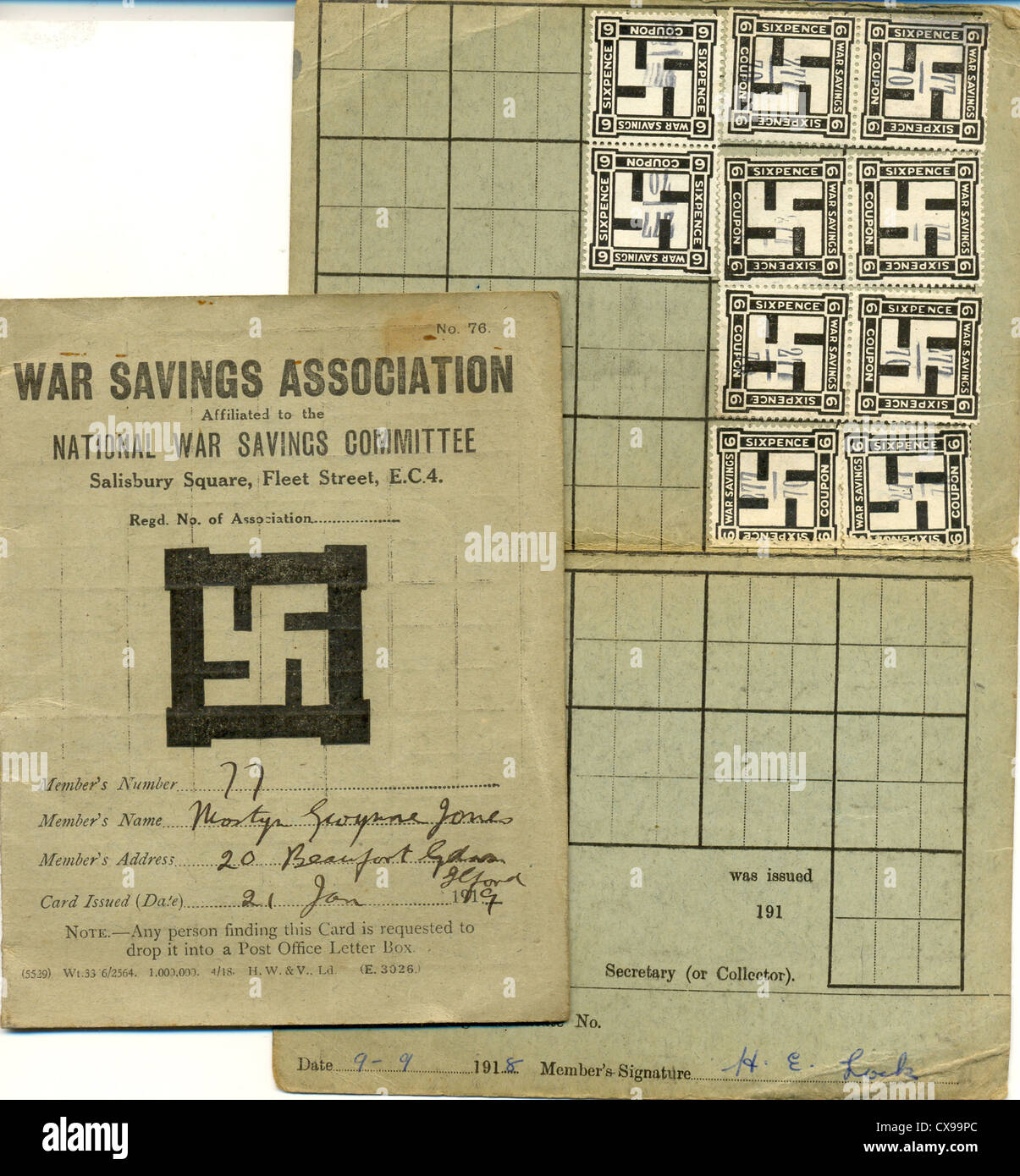 La guerra associazione di risparmio carta con timbri sixpenny tempo di guerra Foto Stock