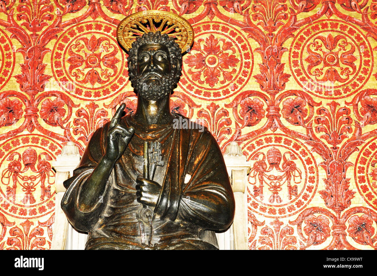 Dettagli architettonici di icona religiosa all'interno di San Pietro (San Pietro) Basilica in Vaticano Foto Stock