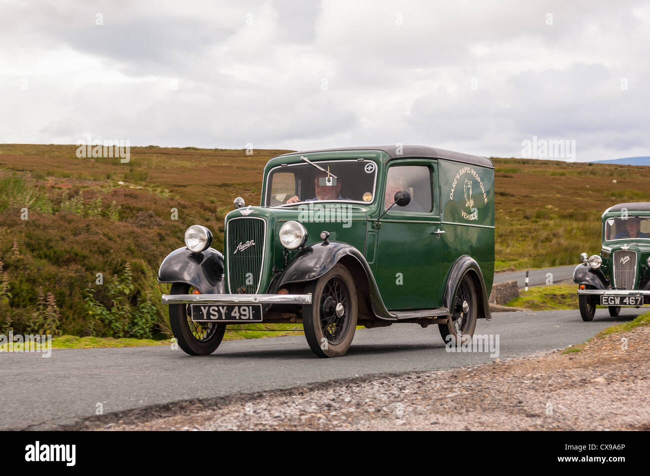 Un vintage Austin 7 classic car guida attraverso le valli dello Yorkshire che mostra il movimento in Yorkshire , Inghilterra , Inghilterra , Regno Unito Foto Stock