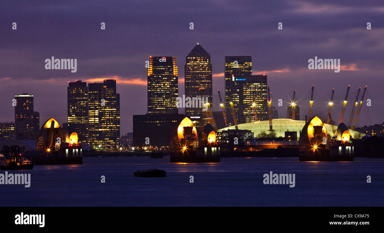 L'O2 Arena e Canary Wharf torri visto da Thames Barrier in Londra, Regno Unito. Foto Stock
