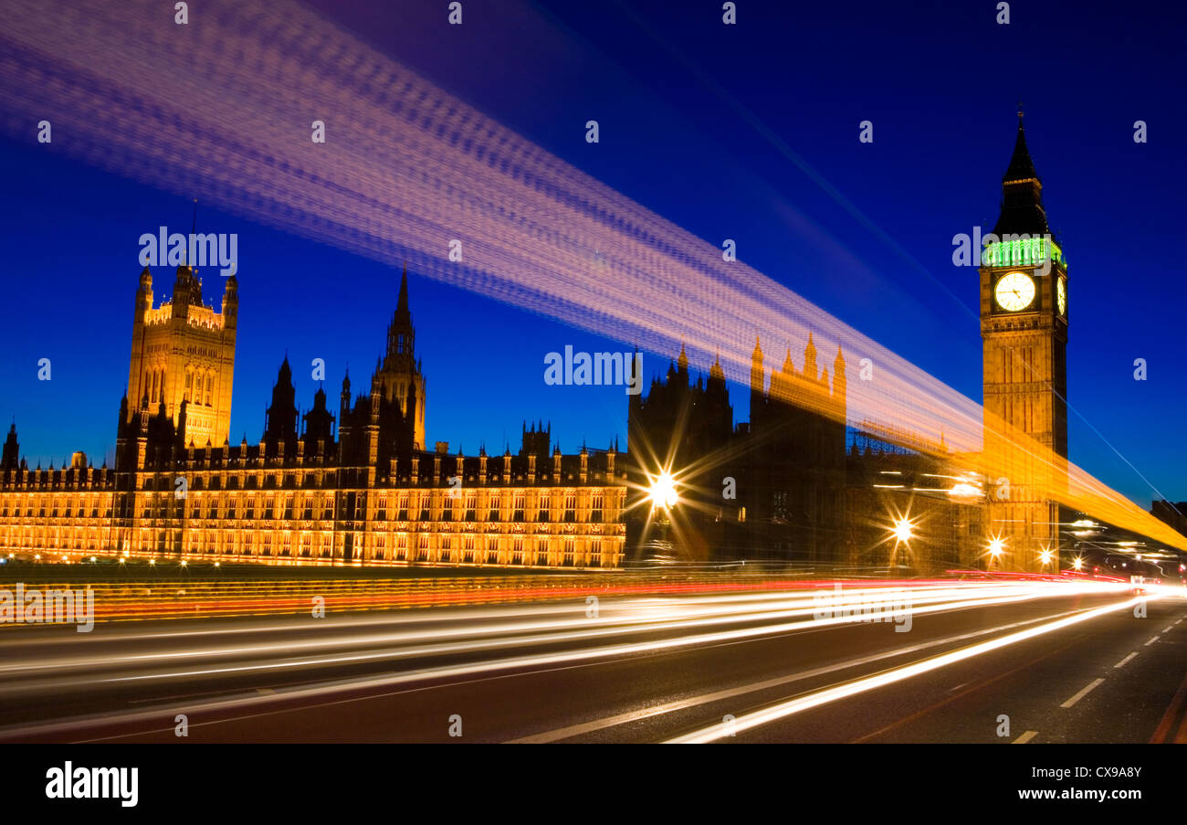 I percorsi del traffico sul Westminster Bridge con le case del Parlamento e il Big Ben sullo sfondo di Westminster, Londra, Regno Unito. Foto Stock