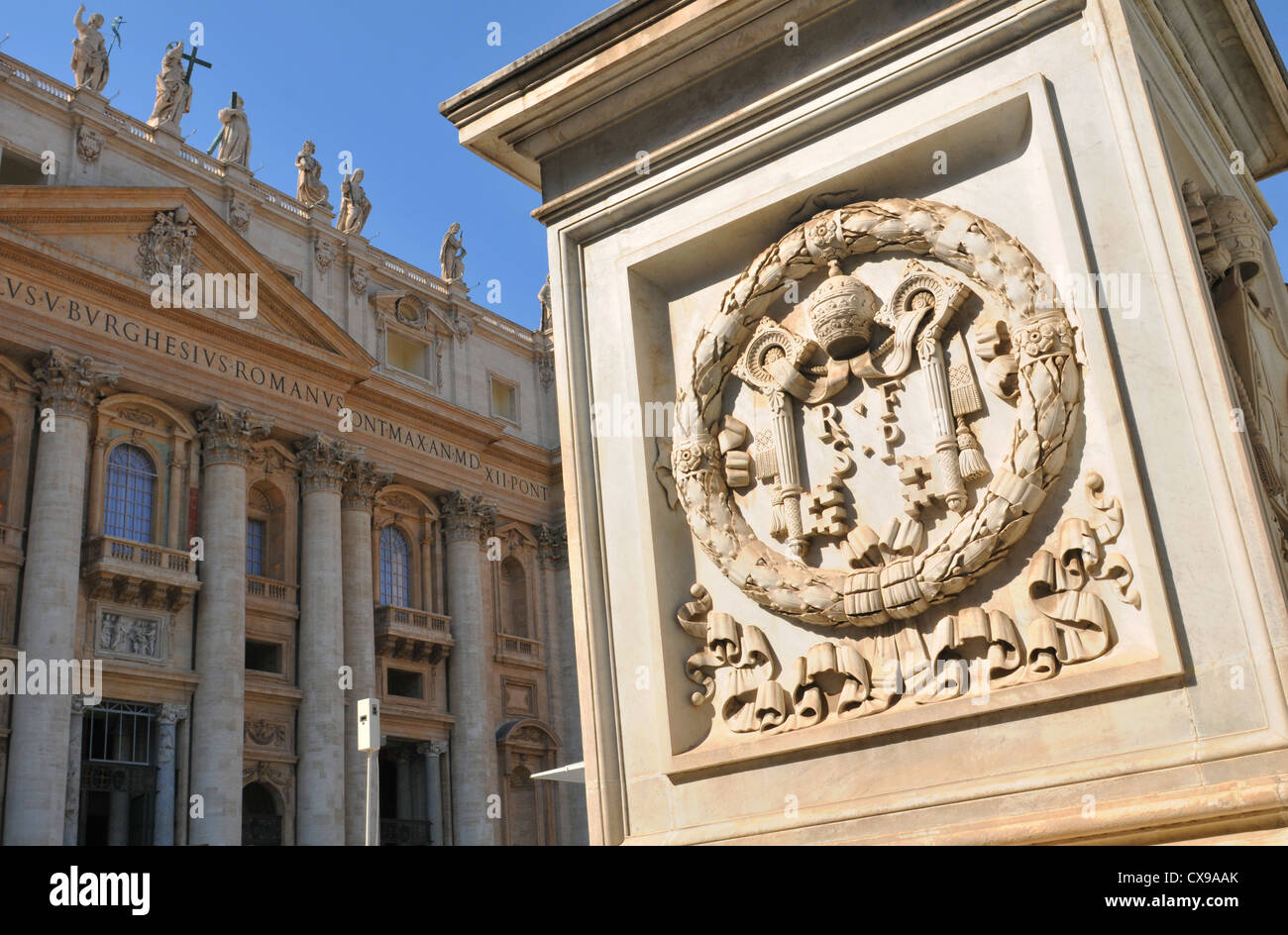 Dettagli architettonici del Vaticano stemma contro San Pietro (San Pietro) basilica nella Città del Vaticano Foto Stock