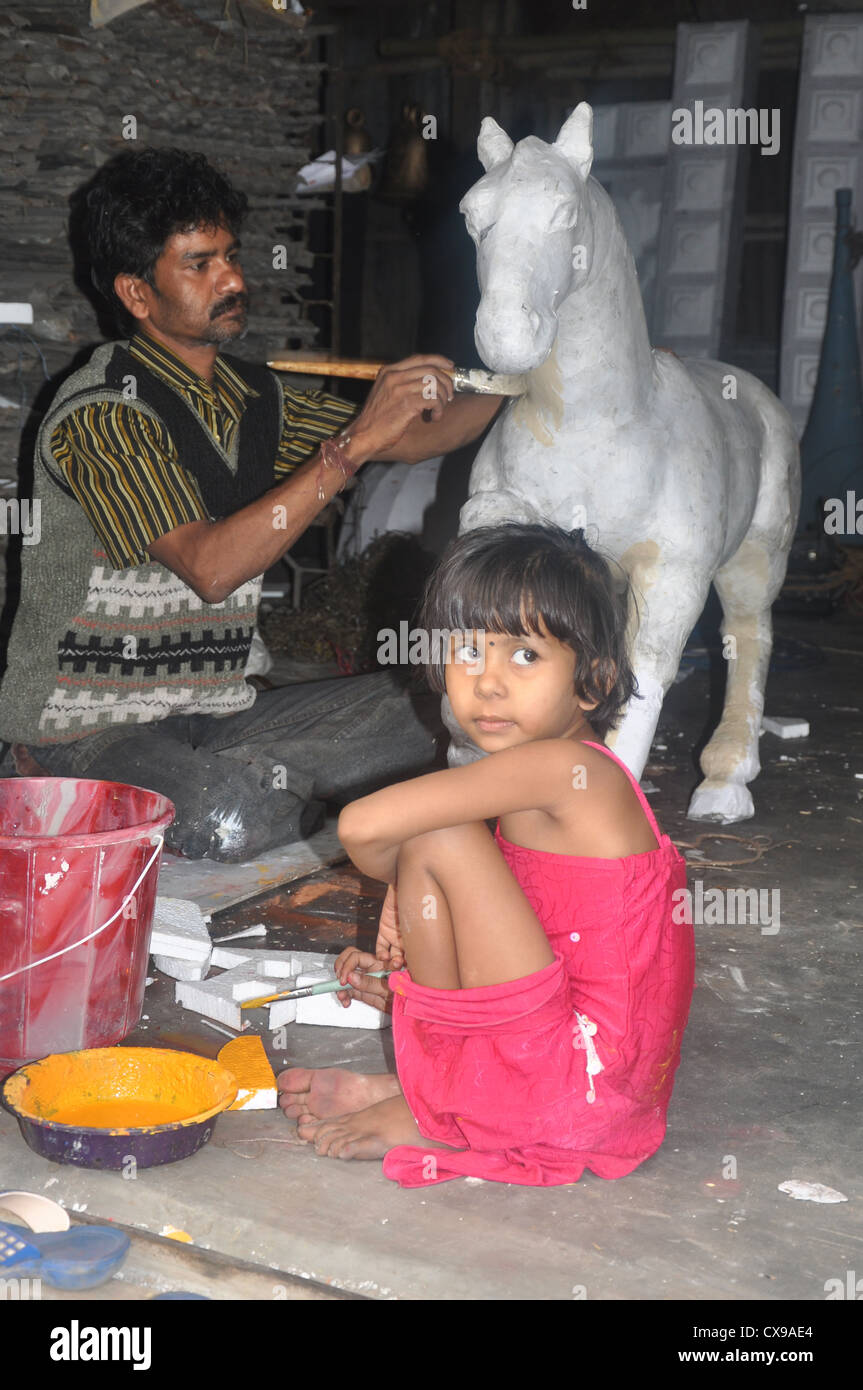 Un bambino pittore al Kumatili, Calcutta, West Bengal, India Foto Stock