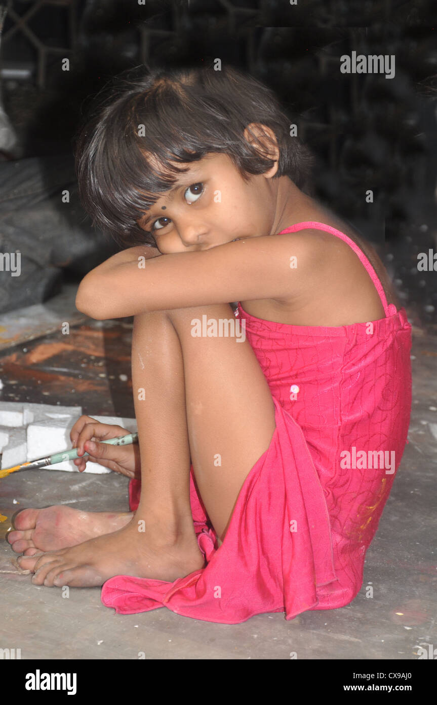 Un bambino pittore al Kumatili, Calcutta, West Bengal, India Foto Stock