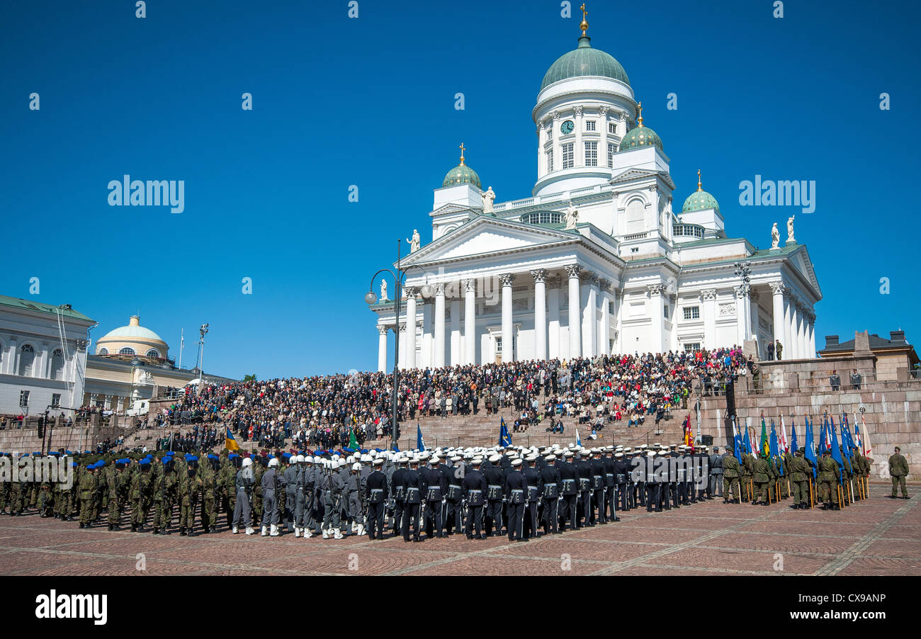 Parata militare sulle bandiere giorno nella Piazza del Senato a Helsinki Finlandia Foto Stock