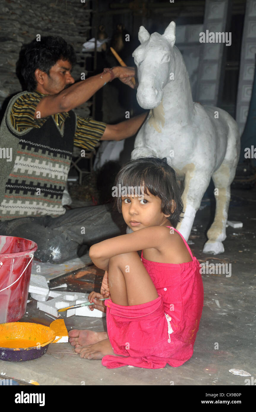 Un bambino pittore al Kumatili, Calcutta, West Bengal, India Foto Stock
