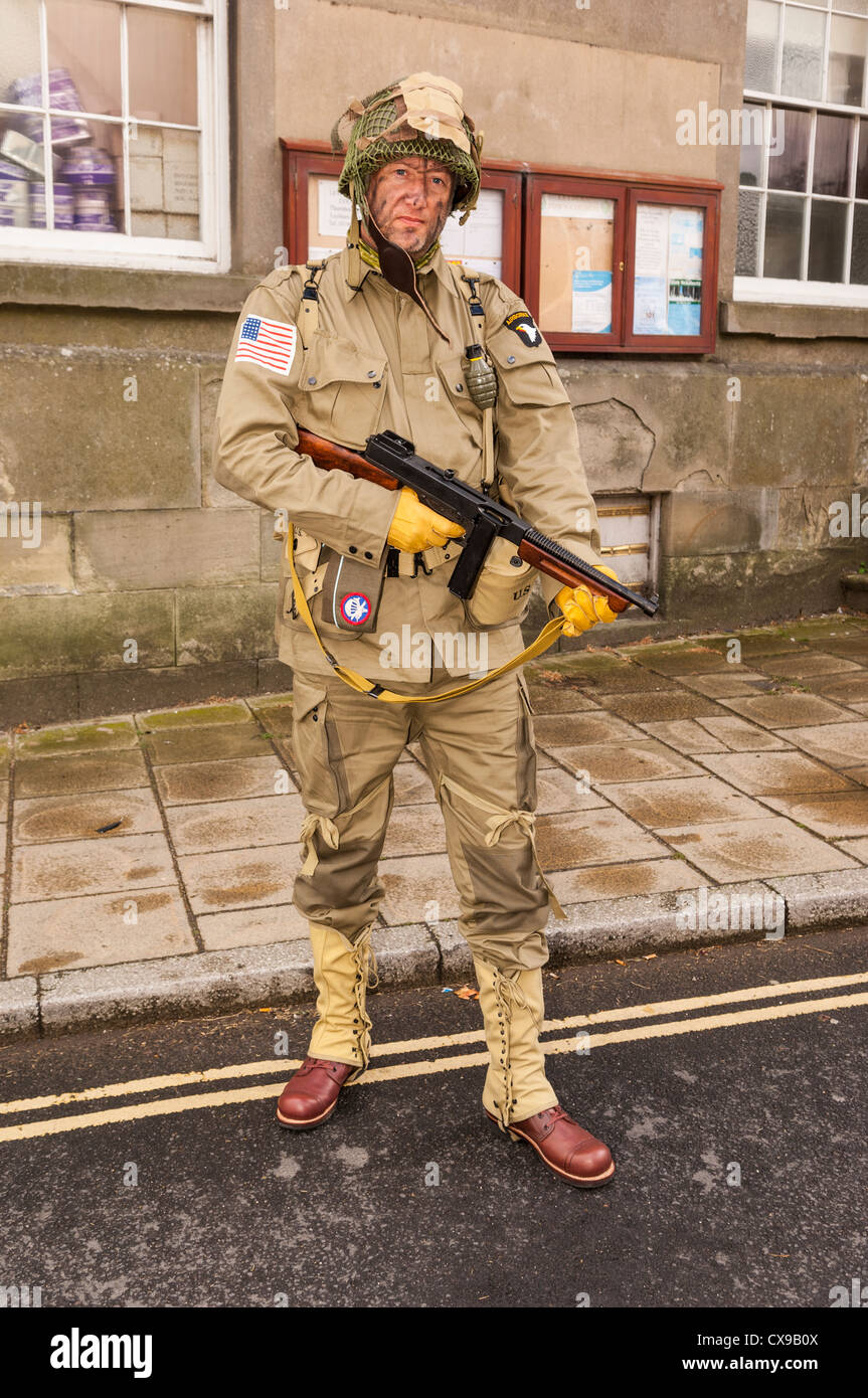 Un uomo che indossa una uniforme noi a 1940 weekend a Leyburn in North Yorkshire, Inghilterra, Regno Unito Foto Stock