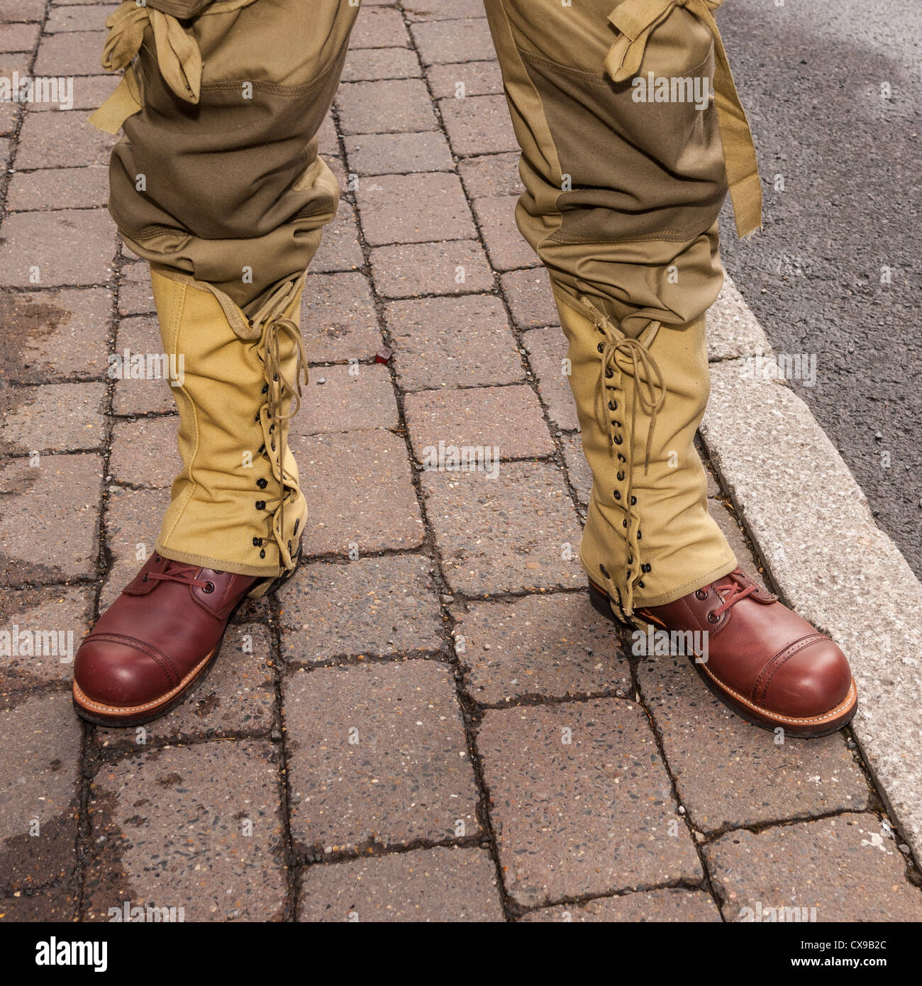 Un uomo che indossa una uniforme noi a 1940 weekend a Leyburn in North Yorkshire, Inghilterra, Regno Unito Foto Stock