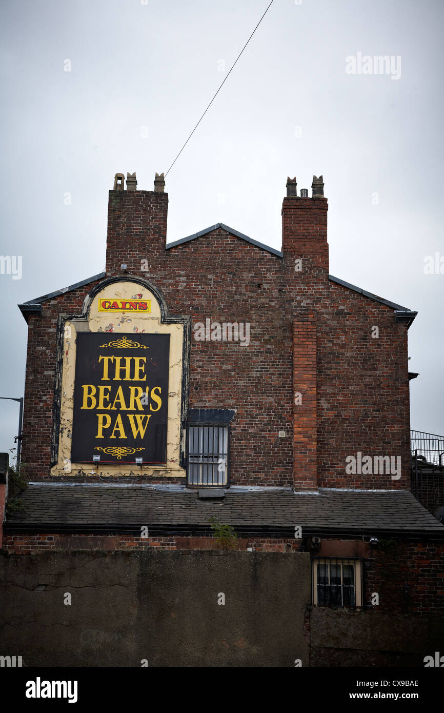 L'Orso Paw pub sign in Liverpool Regno Unito Foto Stock