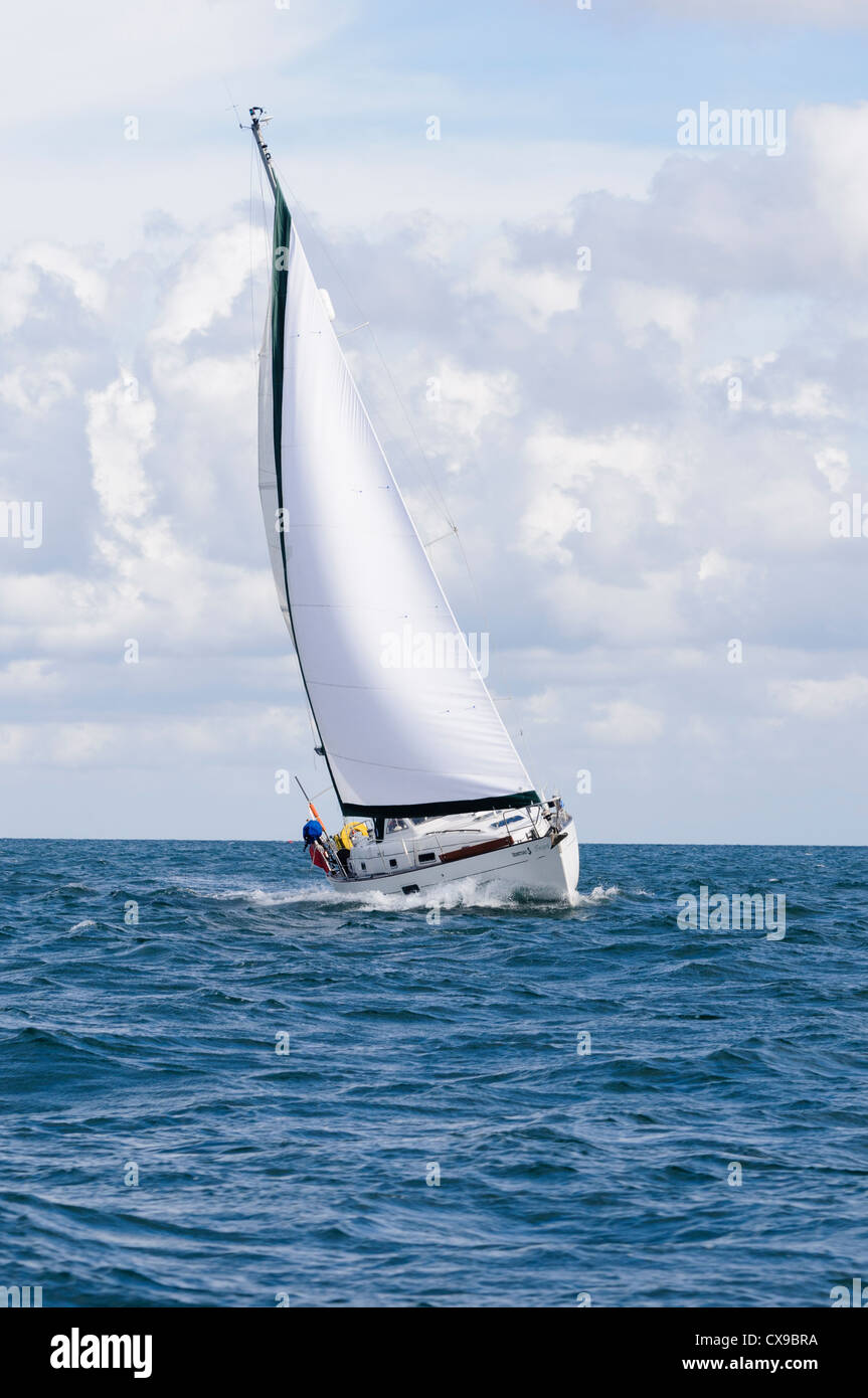 Beneteau S yacht a vela in mare Foto Stock