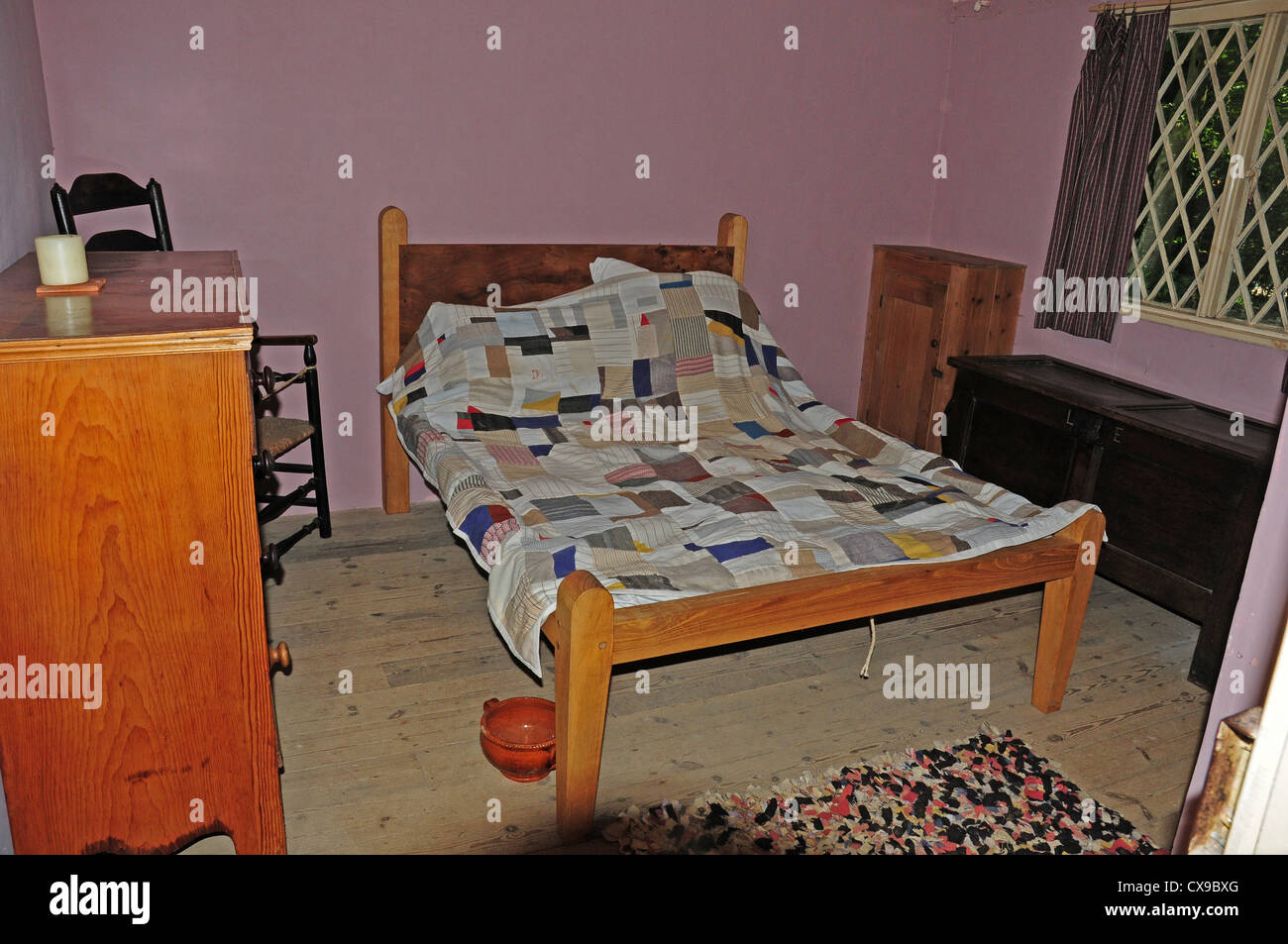 La camera da letto all'interno di Casa del pedaggio presso il Weald and Downland Open Air Museum. Foto Stock