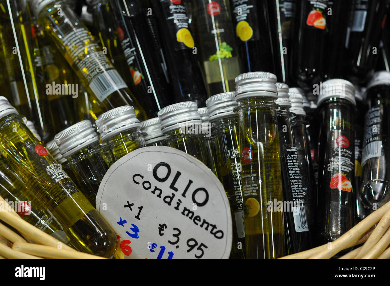 Olio di oliva per la vendita in un mercato a Firenze, Italia Foto Stock