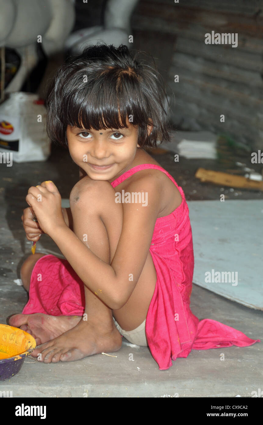 Un bambino pittore al Kumatili, Calcutta, West Bengal, India Foto Stock