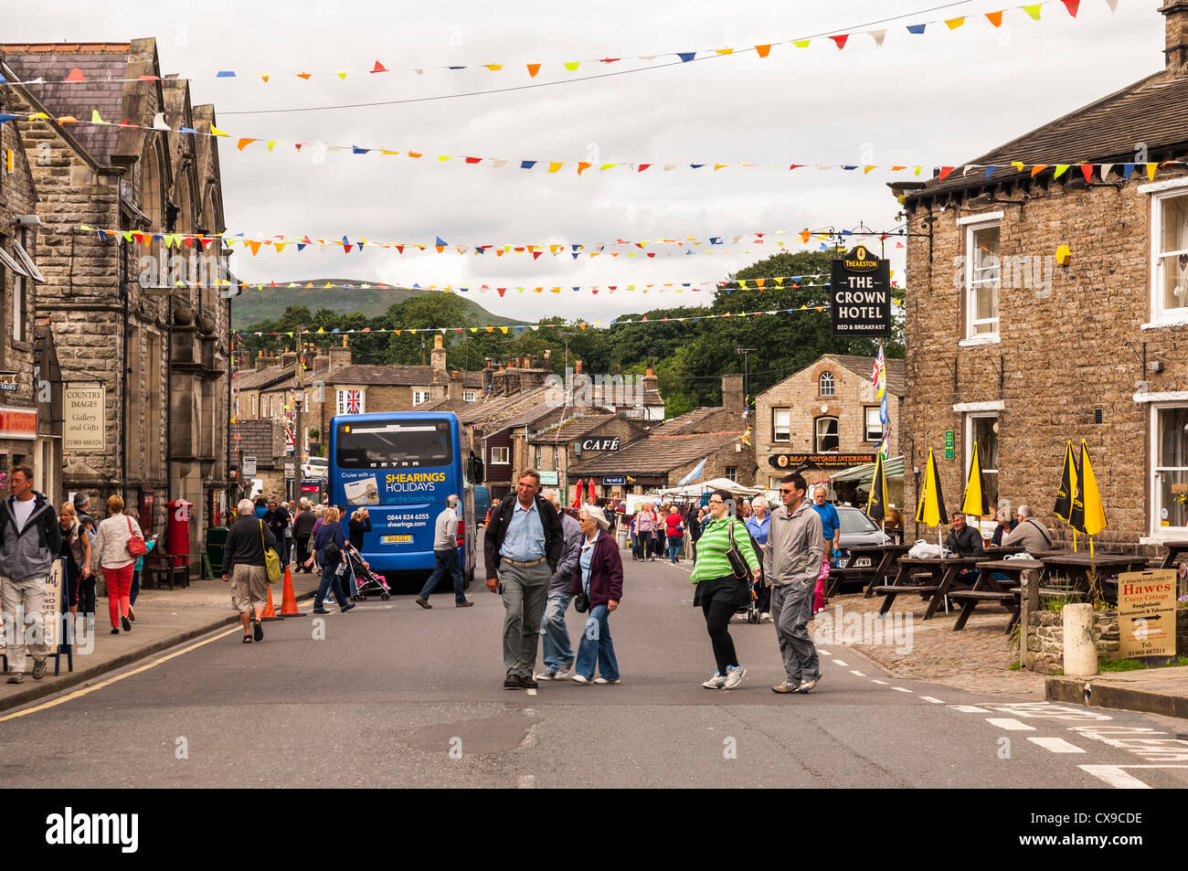 La high street in Hawes in Wensleydale , Yorkshire Dales , Inghilterra , Inghilterra , Regno Unito Foto Stock