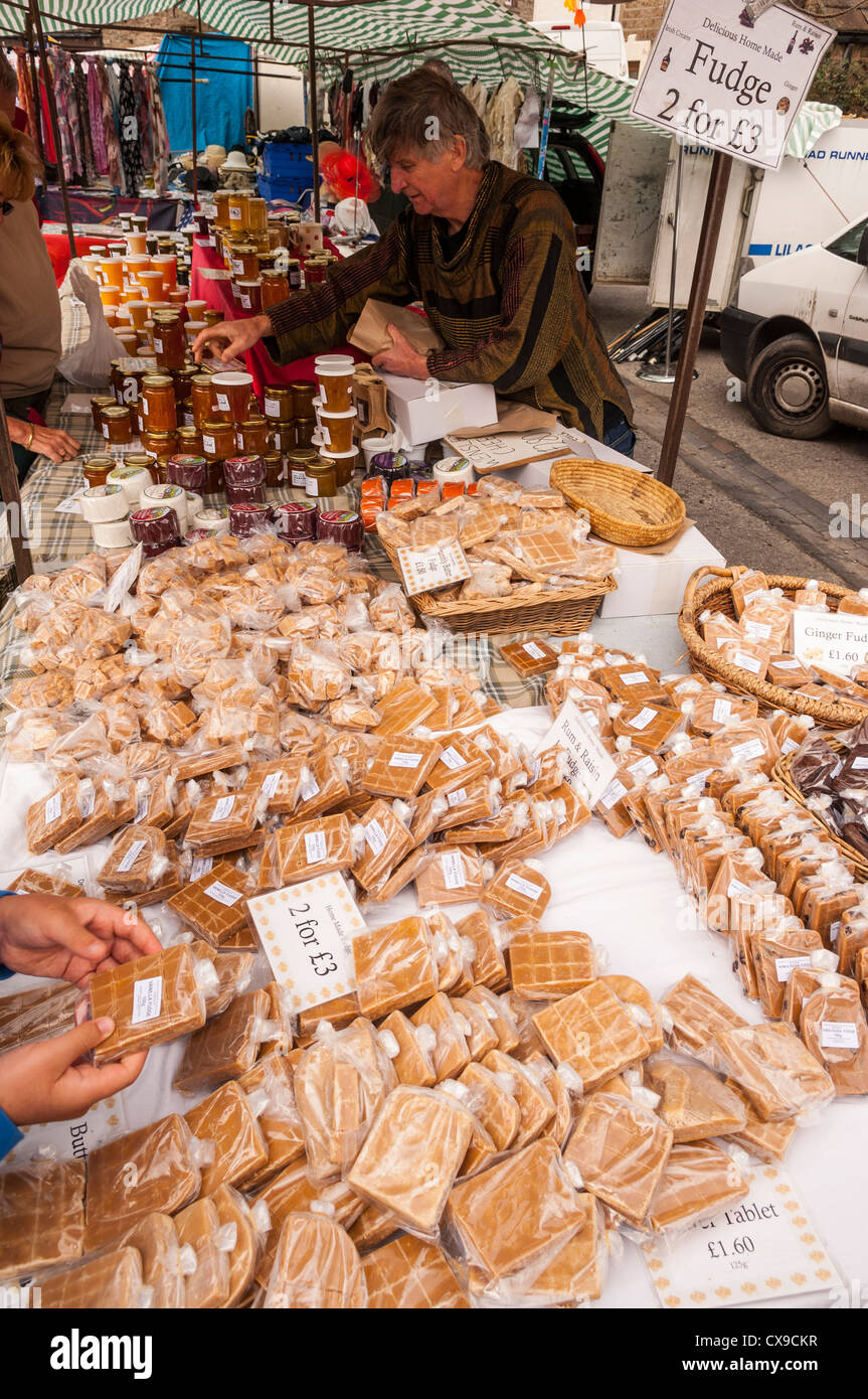 Un uomo vendita di fudge in Hawes in Wensleydale , Yorkshire Dales , Inghilterra , Inghilterra , Regno Unito Foto Stock