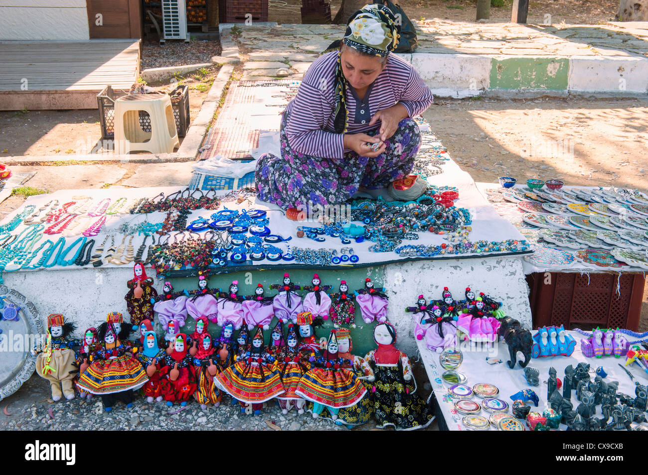 Bagno turco Donna vendita di bambole e di altri artefatti, Perge, Antalya, Turchia Foto Stock